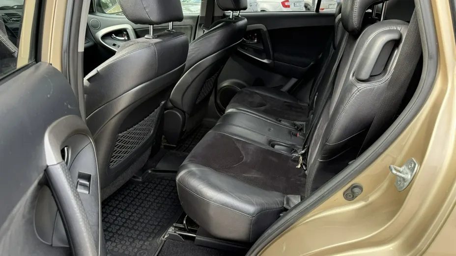 TOYOTA RAV4 -