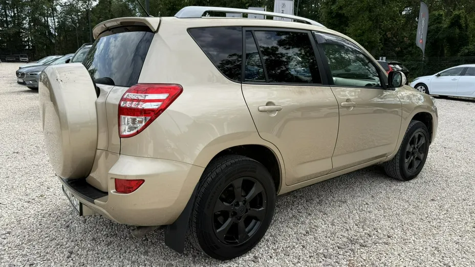 TOYOTA RAV4 -