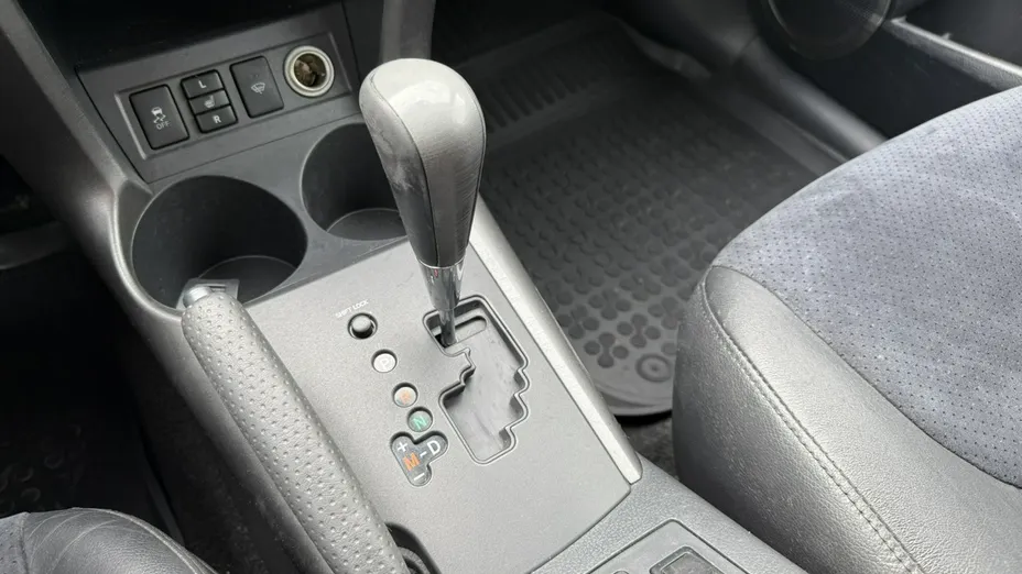 TOYOTA RAV4 -