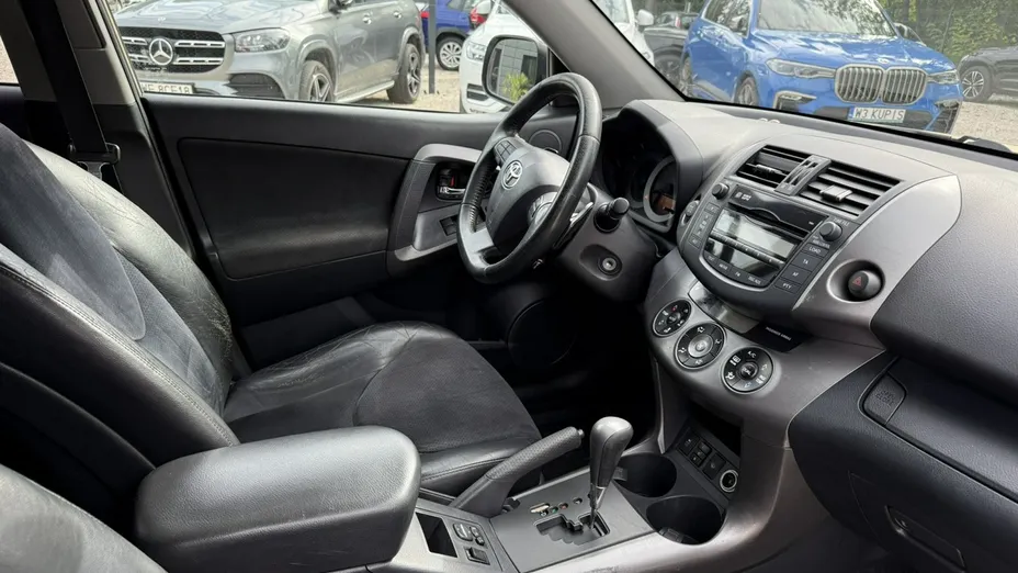 TOYOTA RAV4 -