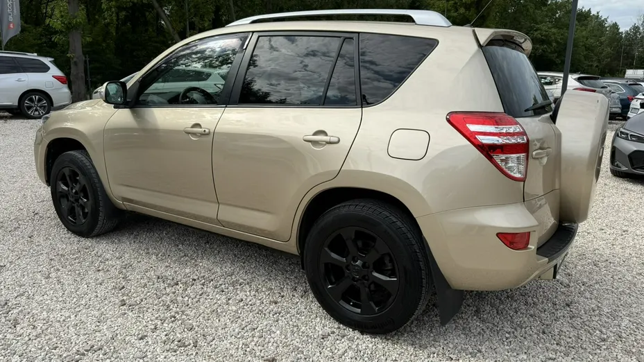 TOYOTA RAV4 -