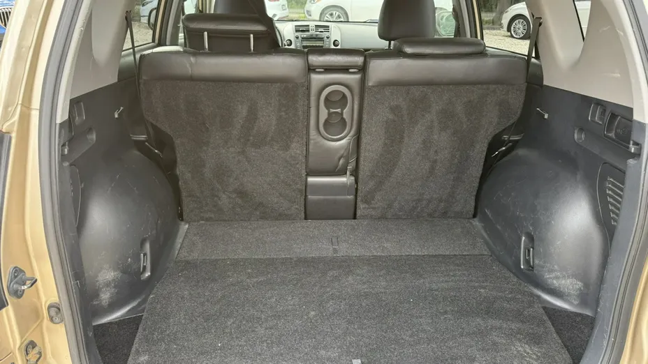 TOYOTA RAV4 -