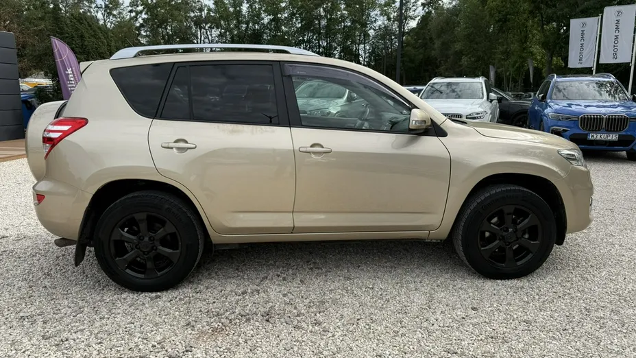 TOYOTA RAV4 -