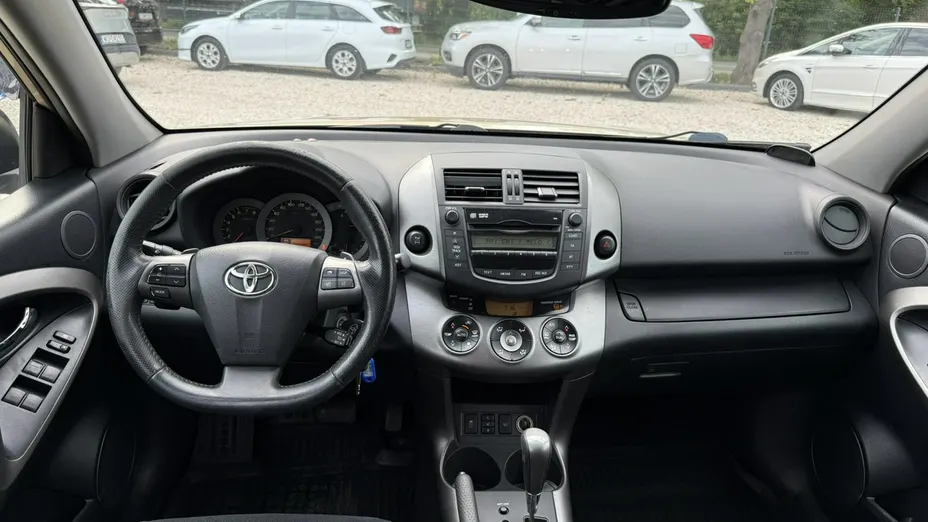 TOYOTA RAV4 -