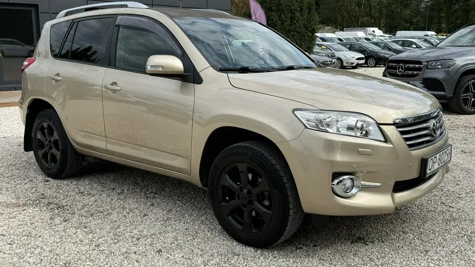 TOYOTA RAV4 -