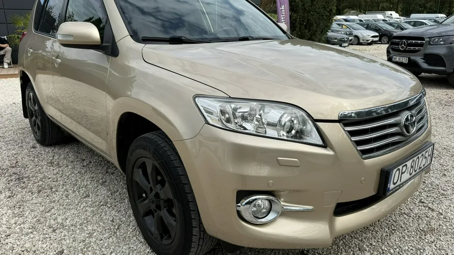 TOYOTA RAV4 -