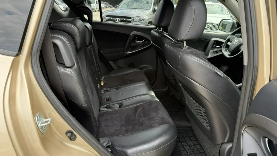 TOYOTA RAV4 -
