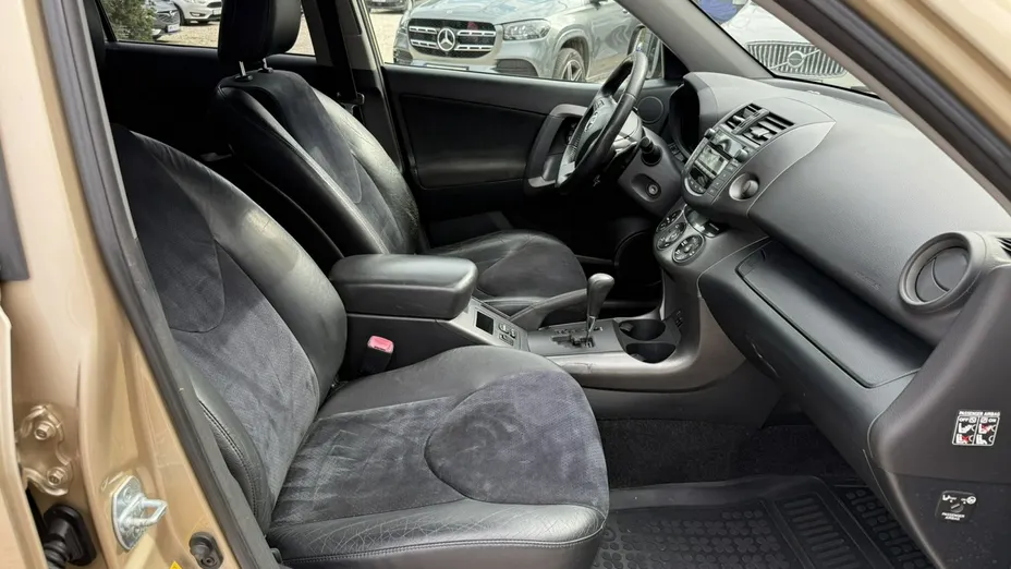 TOYOTA RAV4 -