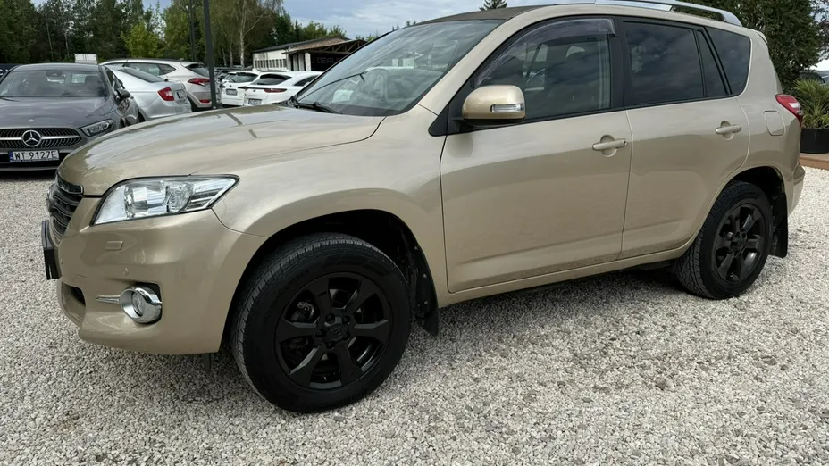 TOYOTA RAV4 -