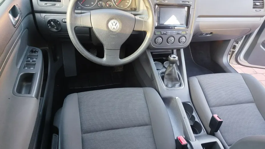 VOLKSWAGEN Golf -
