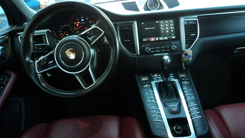 PORSCHE Macan -