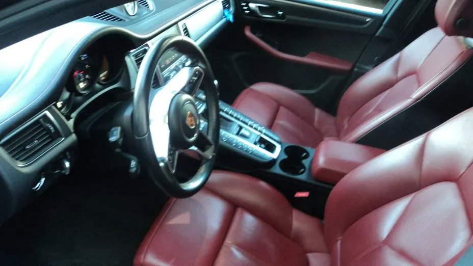 PORSCHE Macan -