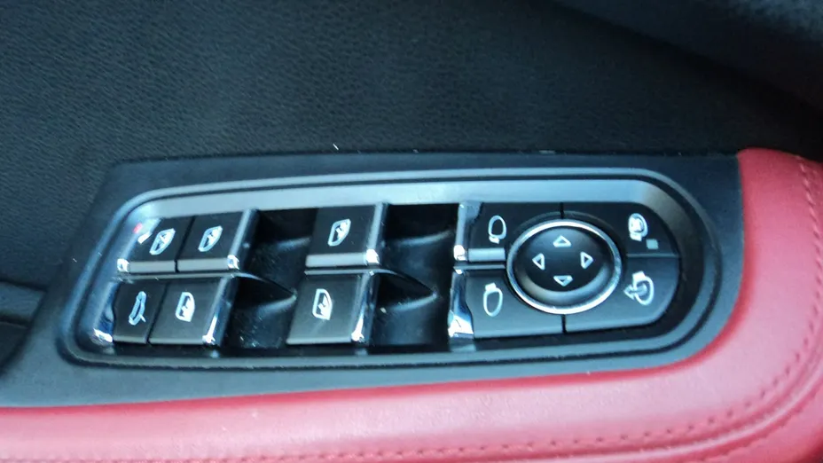 PORSCHE Macan -