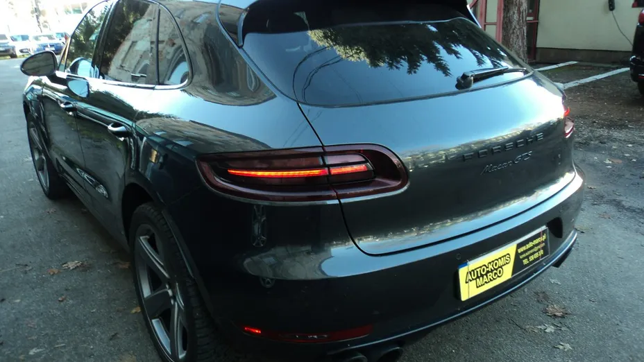 PORSCHE Macan -
