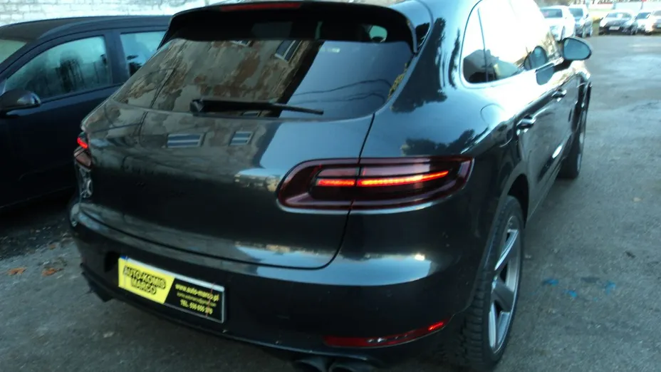 PORSCHE Macan -