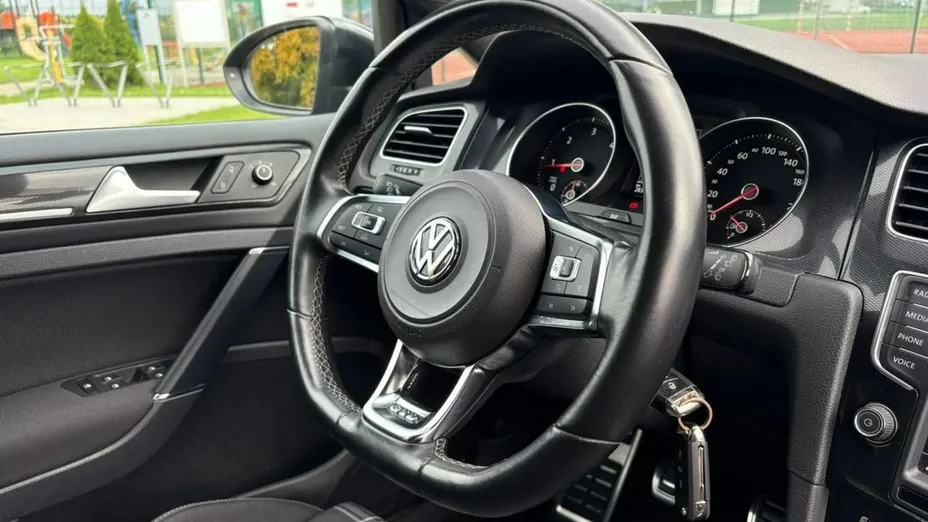 VOLKSWAGEN Golf -