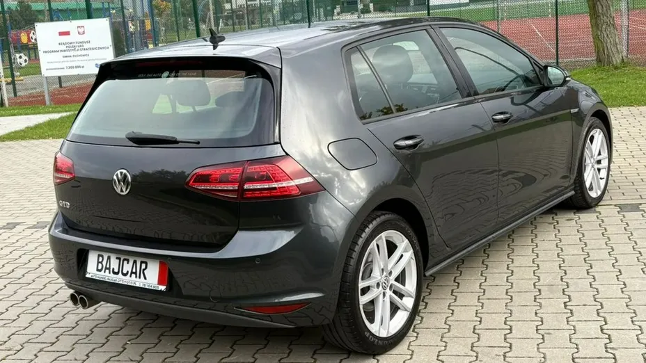 VOLKSWAGEN Golf -