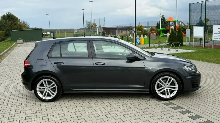VOLKSWAGEN Golf -