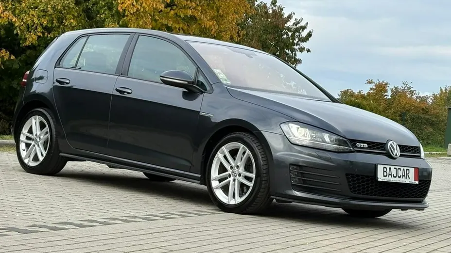 VOLKSWAGEN Golf -