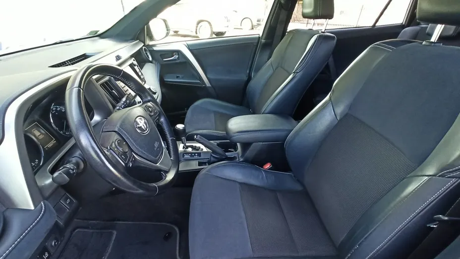 TOYOTA RAV4 -
