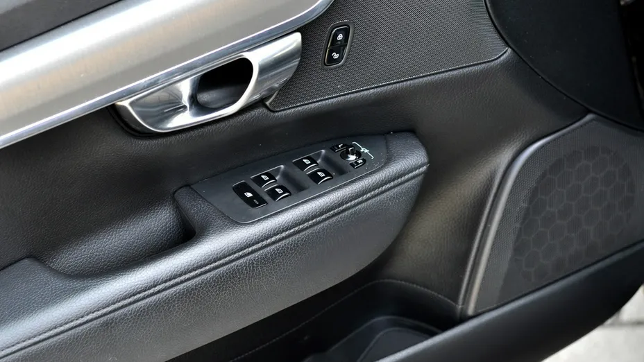 VOLVO V90 -