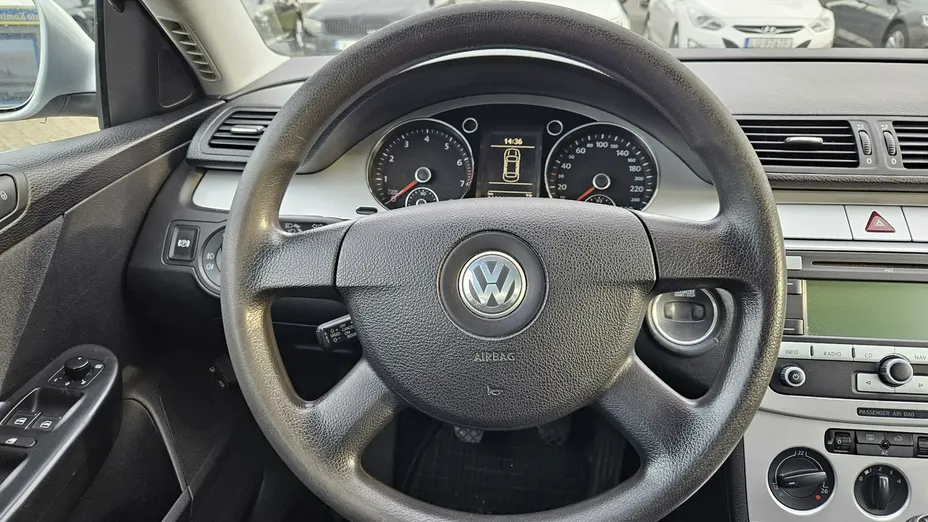 VOLKSWAGEN Passat -