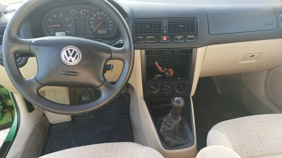 VOLKSWAGEN Golf -