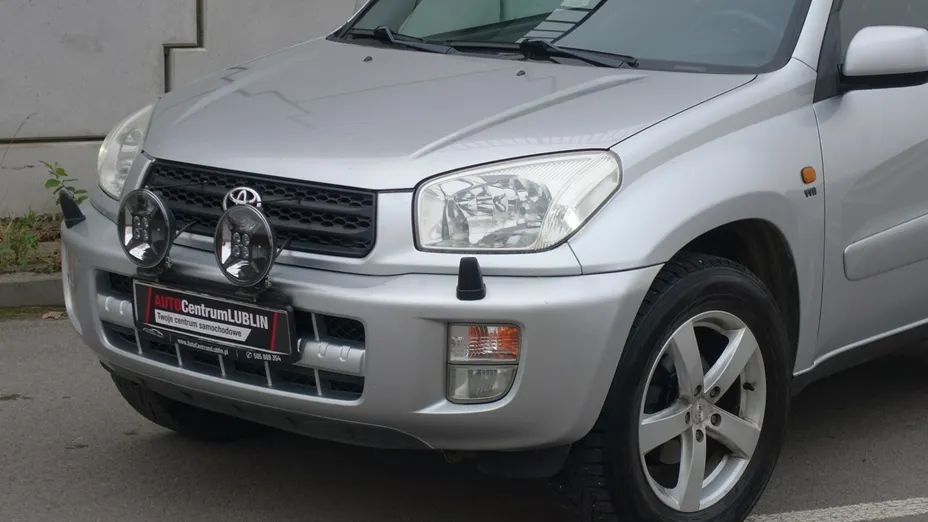 TOYOTA RAV4 -