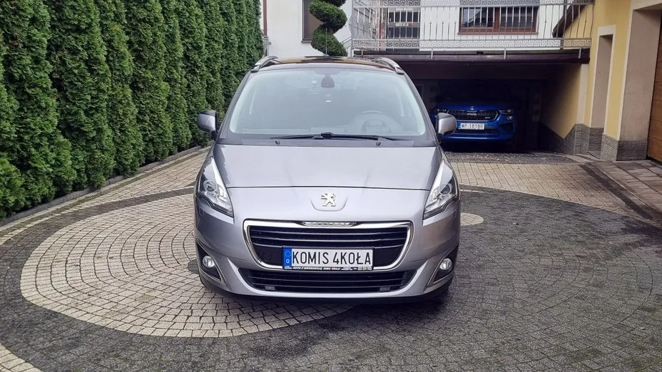 PEUGEOT 5008 -