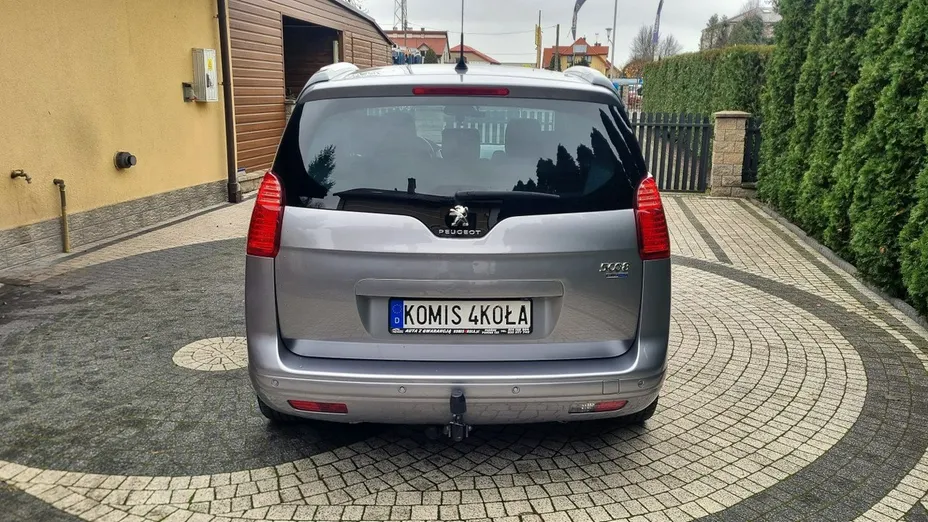 PEUGEOT 5008 -