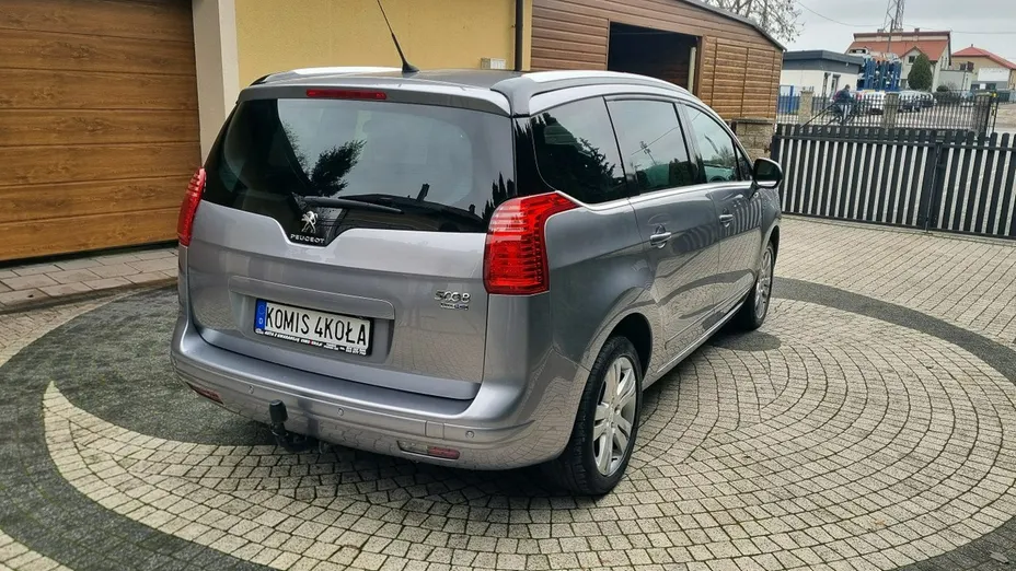 PEUGEOT 5008 -
