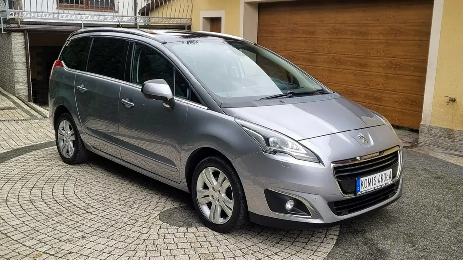 PEUGEOT 5008 -