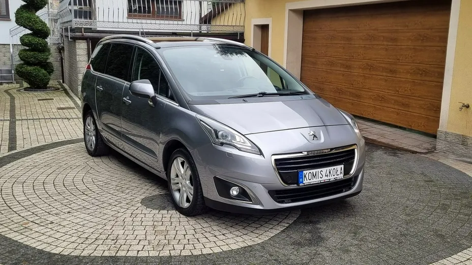 PEUGEOT 5008 -