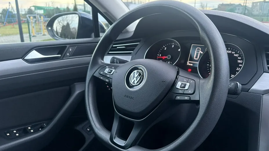 VOLKSWAGEN Passat -