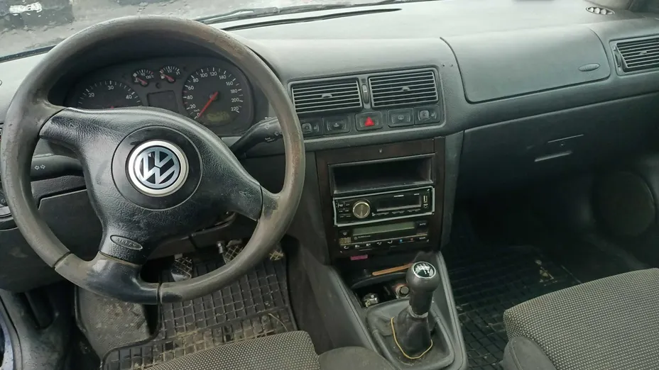 VOLKSWAGEN Golf -