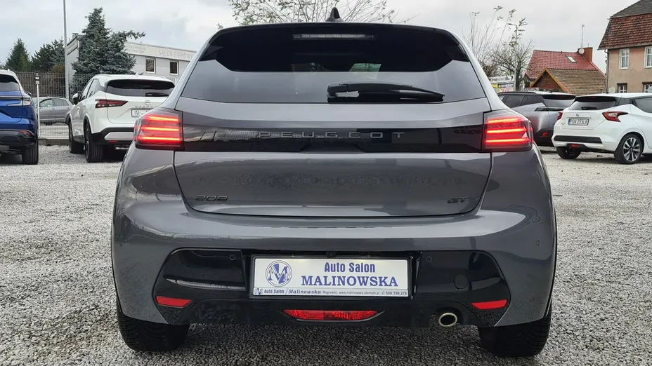 PEUGEOT 208 -