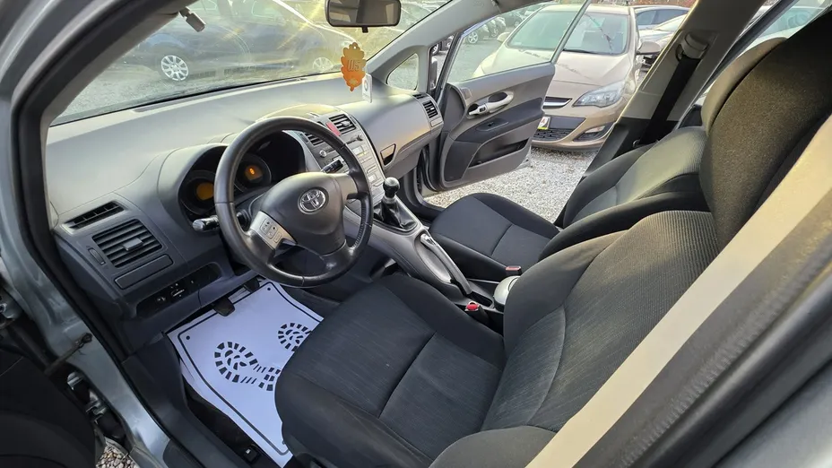 TOYOTA Auris -