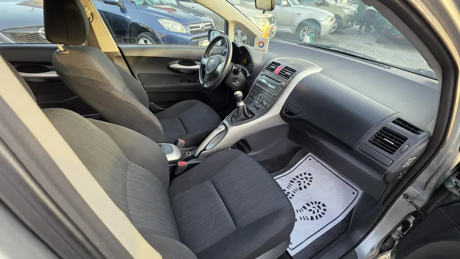TOYOTA Auris -