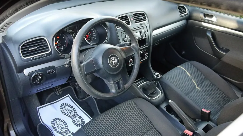 VOLKSWAGEN Golf -