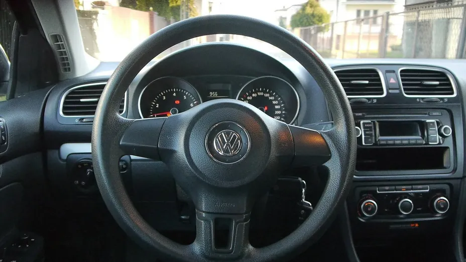 VOLKSWAGEN Golf -