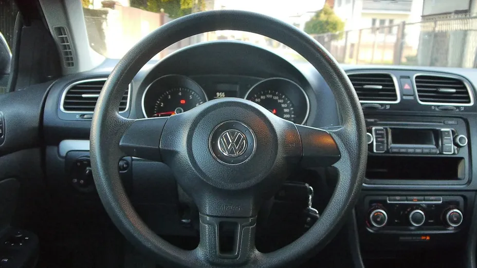 VOLKSWAGEN Golf -