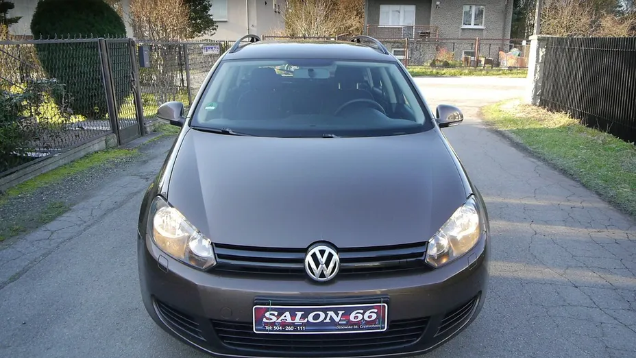 VOLKSWAGEN Golf -