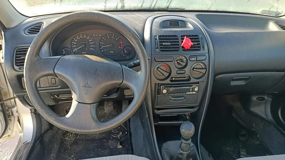 MITSUBISHI Carisma -