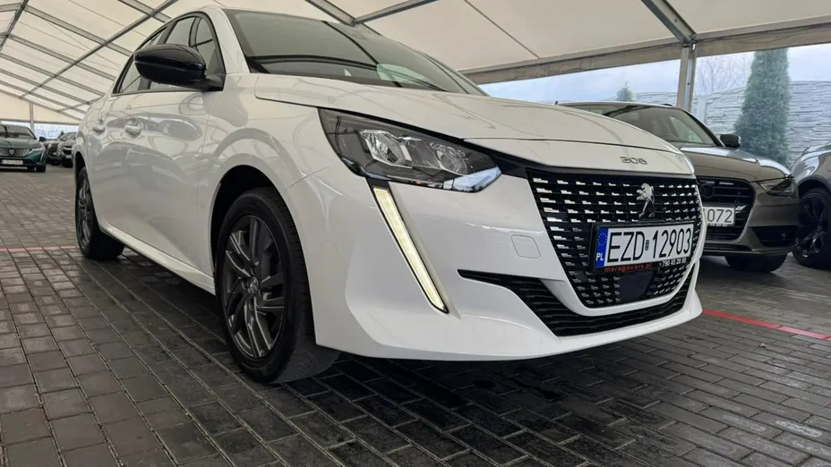 PEUGEOT 208 -