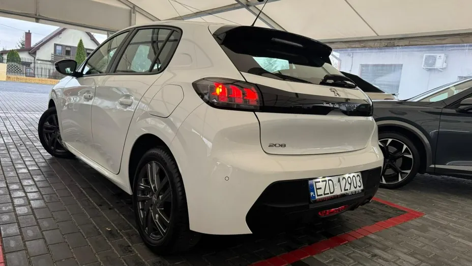 PEUGEOT 208 -