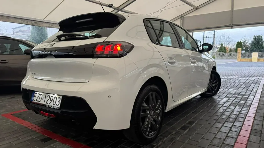 PEUGEOT 208 -