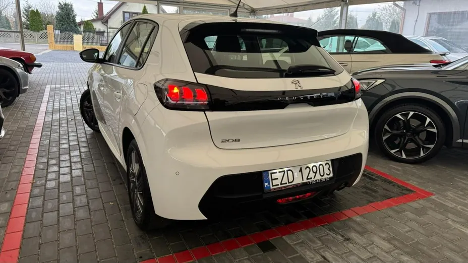 PEUGEOT 208 -