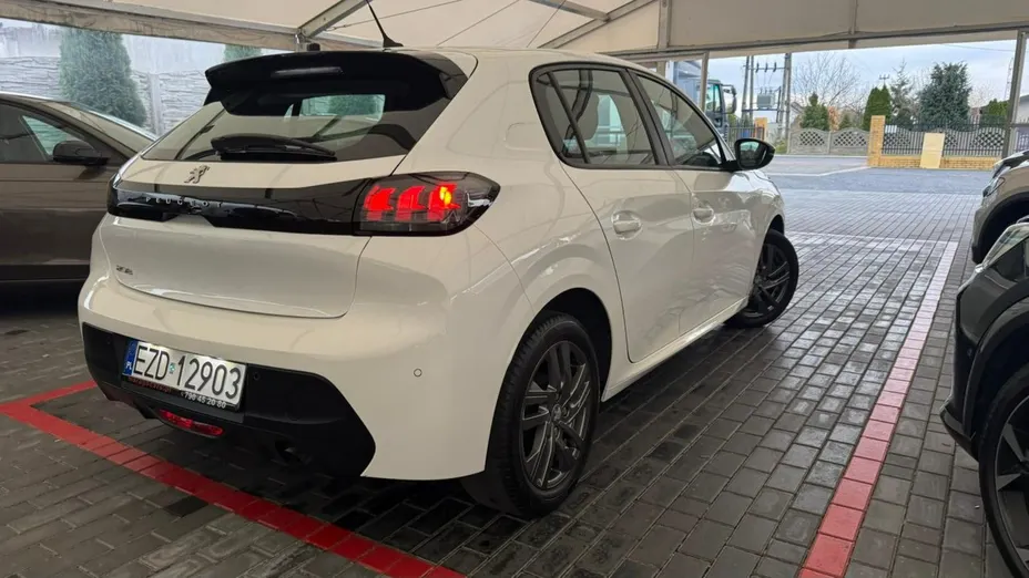 PEUGEOT 208 -