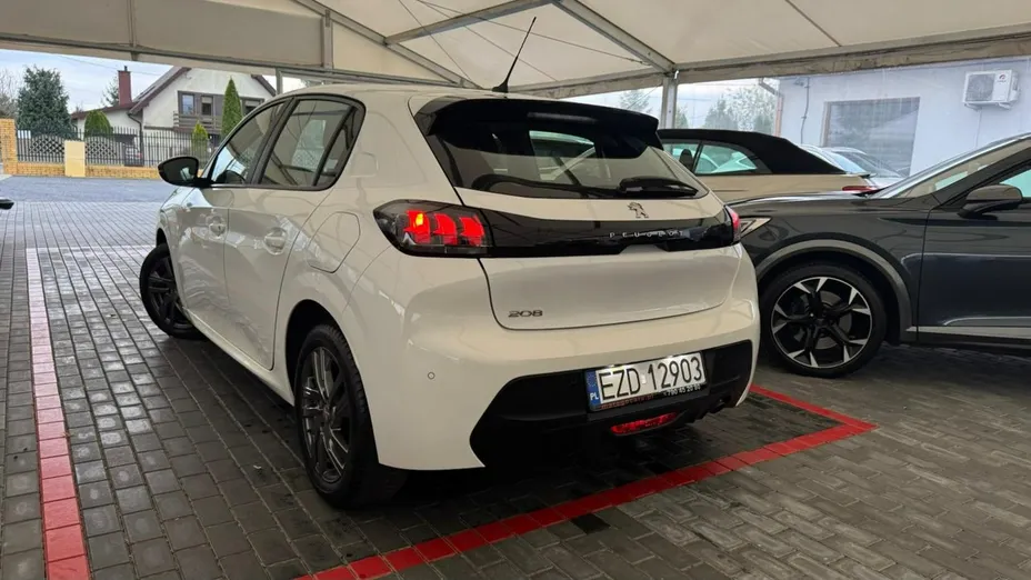 PEUGEOT 208 -
