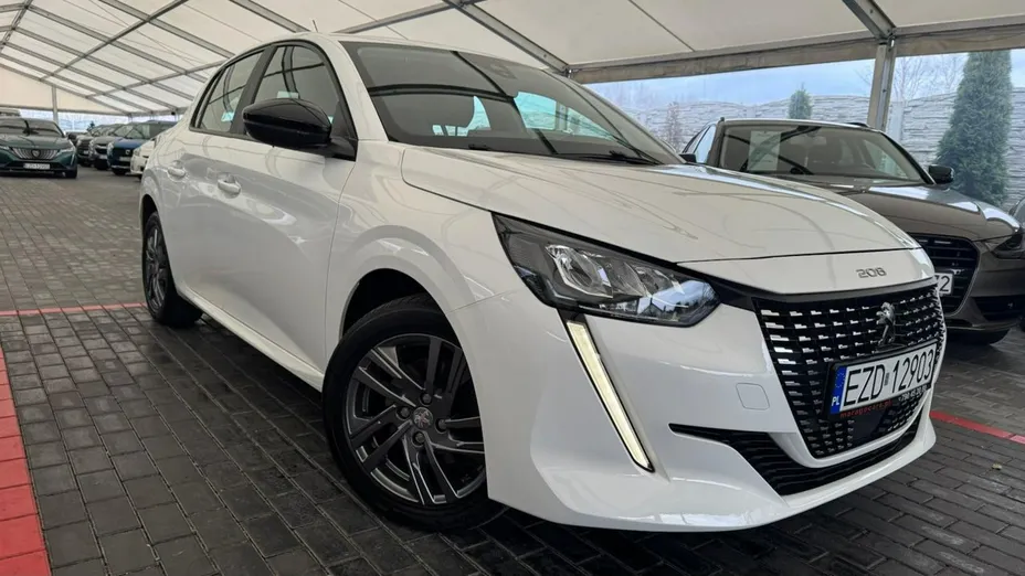 PEUGEOT 208 -